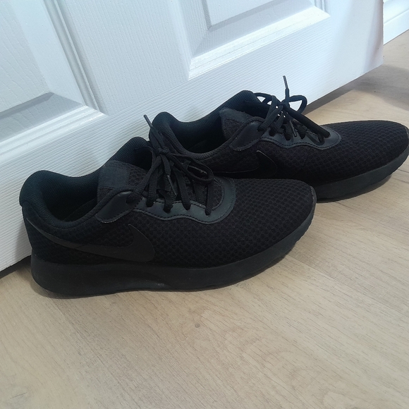 A neatly used Nike Snekers - Picture 2 of 3